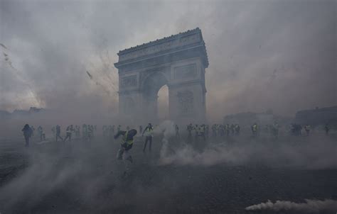 Frances Yellow Vests Protests Against Macron Turning Deadlier Vox
