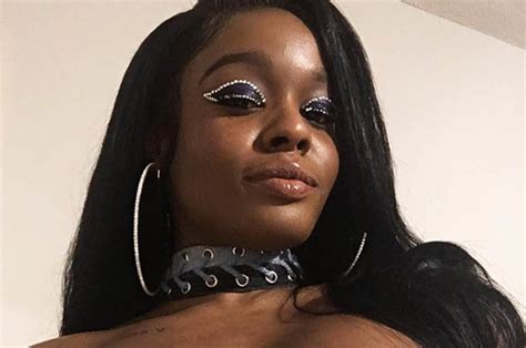 Azealia Banks Bares Boobs In Cleavage Tastic Close Up Daily Star