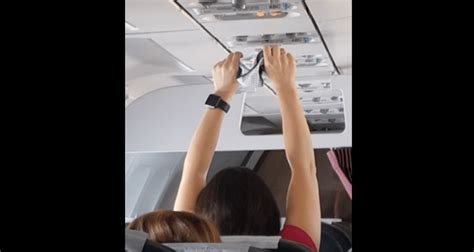 Video Woman Uses Overhead Air Vents On Plane To Dry Her Underwear