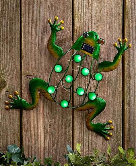 Solar Lighted Wall Hanging Frog Sculpture Patio Deck Fence Yard Garden