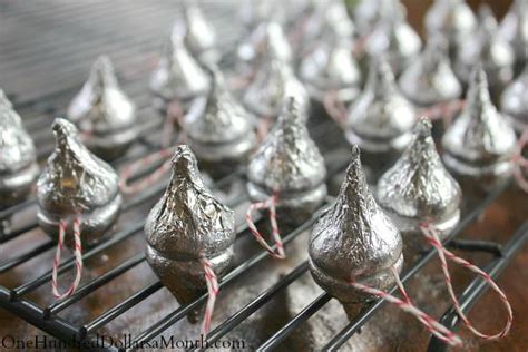 Tuck in any loose stems at i loved doing this project with my kids! Easy Christmas Crafts for Kids - Hershey's Kiss Candy Mice ...