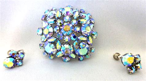 VINTAGE 1950 S Blue PIN AND EARRINGS This Is A Stunning Set That Is