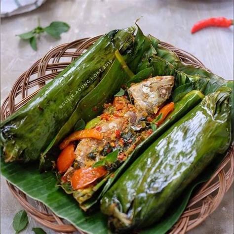 Hallo semuanya, hari ini saya masak pepes ikan pakai daun kemangi dan daun salam, enak banget karena kaya akan bumbu. Pepes Ikan Kembung | MisterKoki - Kumpulan Resep Masakan ...