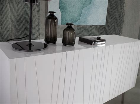 Tiene dos puertas laterales con dos estantes interiores en cada una y la zona central está. Aparador lucio blanco brillo 150x85 cm PI-058 pondecor - www.regaldekor.com