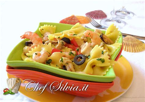 La minestra di pasta mista con crostacei e pesci di scoglio è una celebre ricetta firmata dallo chef gennaro esposito, che viene servita presso il suo ristorante torre del saracino a napoli. Insalata di pasta ai frutti di mare