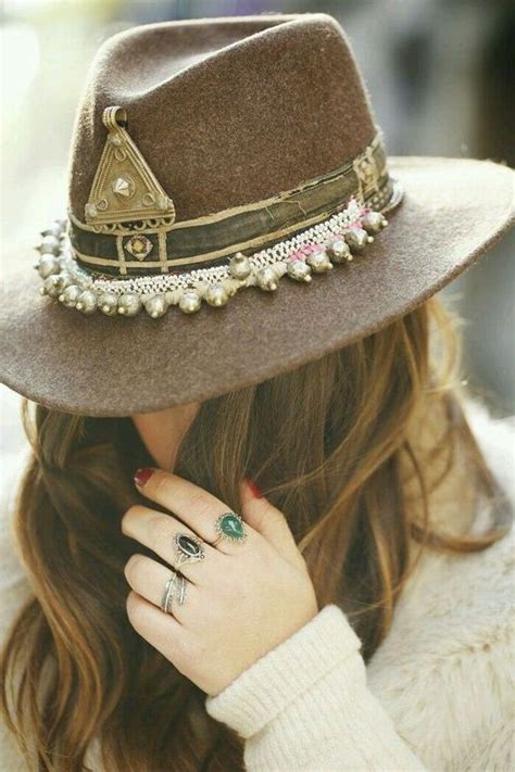 If you want to wear a fedora, you really want to be looking more like you belong in the rat pack, on mad men, or at least like you're packing heat. How To Wear Fedora Hats For Women 2020 - LadyFashioniser.com