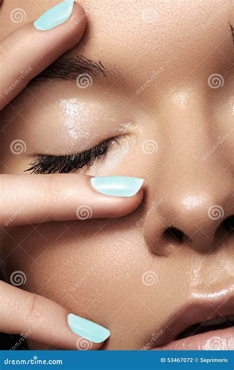 la belle fille avec les ongles bleus manicure peau propre photo stock image du propre mode