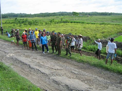 Desa adalah suatu kesatuan hukum dimana bertempat tinggal suatu masyarakat pemerintahan tersendiri, atau desa merupakan perwujudan atau kesatuan goegrafi ,sosial, ekonomi, politik dan kultur yang terdapat ditempat itu (suatu daerah), dalam hubungan dan pengaruhnya secara timbal balik dengan daerah lain. Masyarakat Pedesaan dan Interaksi Sosial ~ Mustafa's Blog