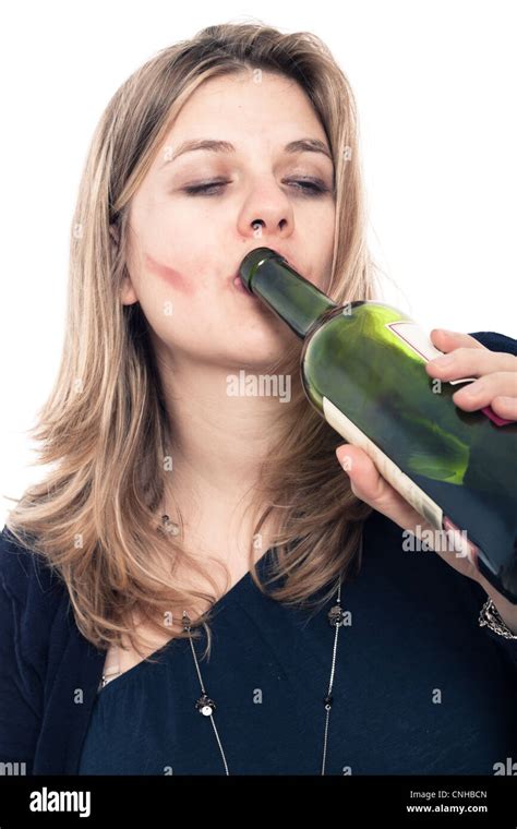 Portrait de femme ivre de boire une bouteille de vin isolé sur fond