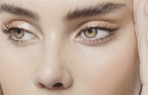 Fluffy Brows: The Eyebrow Trend with Radiant Expression | Women's Alphabet