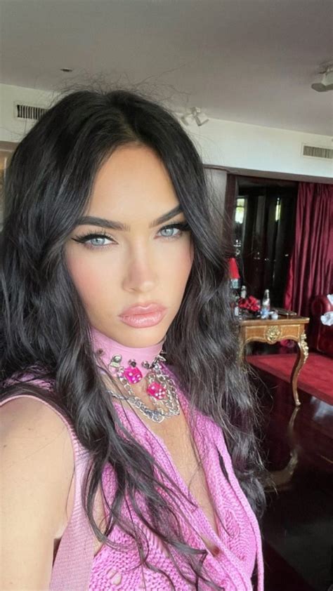 Megan Fox Looks Like Porn Star In Pink 4 Photos Fappening Time