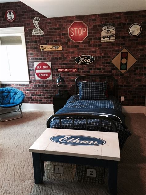 Add some quirkiness with maries arched windows. 55 Modern And Stylish Teen Boys' Room Designs - DigsDigs