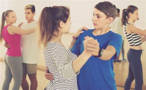 Grupo De Adolescentes Interesados Que Bailan Tango En Estudio De La