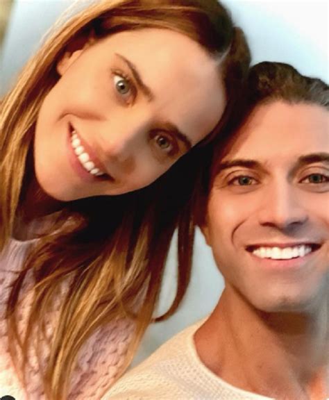 بعد أن أعلن عن مثليته الجنسية حفيد النجم العالمي عمر الشريف ينشر صورة مع ممثلة اسرائيلية