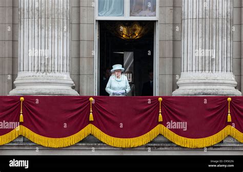 La Reina Isabel Ii En El Balcón Del Palacio De Buckingham Fotografías E Imágenes De Alta