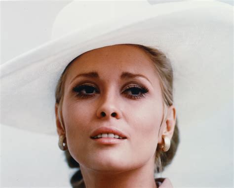 Faye Dunaway Is See The Most Stunning Photos Of The Oscar Winning Actress Early In Her