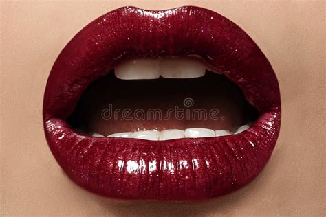 labbra rossetto cosmetici rossetto della ciliegia sulle labbra sexy fotografia stock