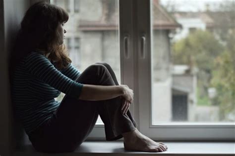 C'est le sentiment d'être seul et isolé mais aussi tous les sentiments de tristesse qui s'en suivent. Comment Surmonter la Solitude de Façon Naturel