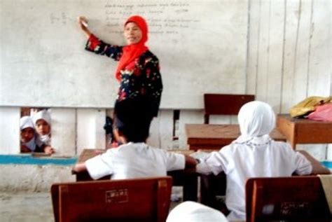 Gambar ilustrasi guru sedang mengajar daring. Guru Harus Dilindungi dari Kekerasan Orang Tua Siswa ...