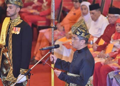 Sila klik untuk menonton video penuh. Biodata Mohamed Azmin Ali
