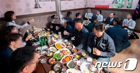 기자 오거돈 부산시장은 사흘 전이죠. 오거돈, 여직원 회식 자리배치 논란에 사과…"잘못된 관습 ...