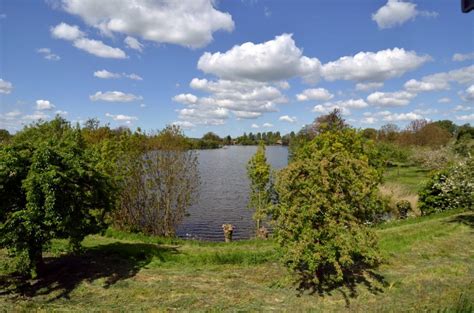 Het dorp ligt dan ook aan de nederrijn, die tevens de grens is met de provincie utrecht Wiel - Leestekens van het Landschap