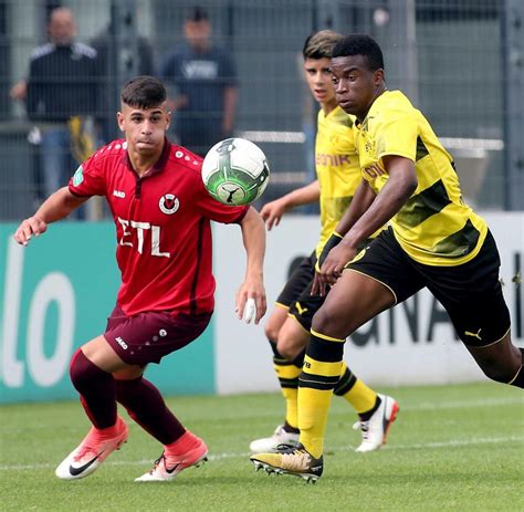 Latest on borussia dortmund forward youssoufa moukoko including news, stats, videos, highlights and more on espn. Youssoufa Moukoko (12): BVB-Wunderknabe in deutsche U16 ...