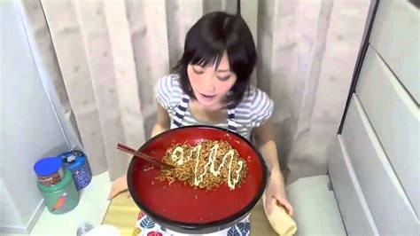 Asian Woman Devours 6 Pounds Of Ramen Noodles Youtube