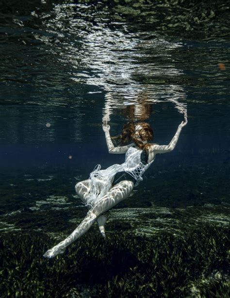 Red Underwater Jessica Lynette Brooks Jens Lorenzen Boudoir