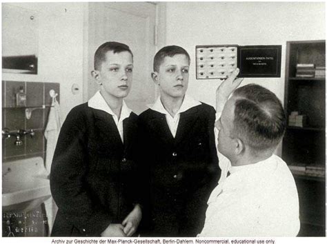 Gêmeos Durante Um Exame Antropométrico Por Otmar Freiherr Von