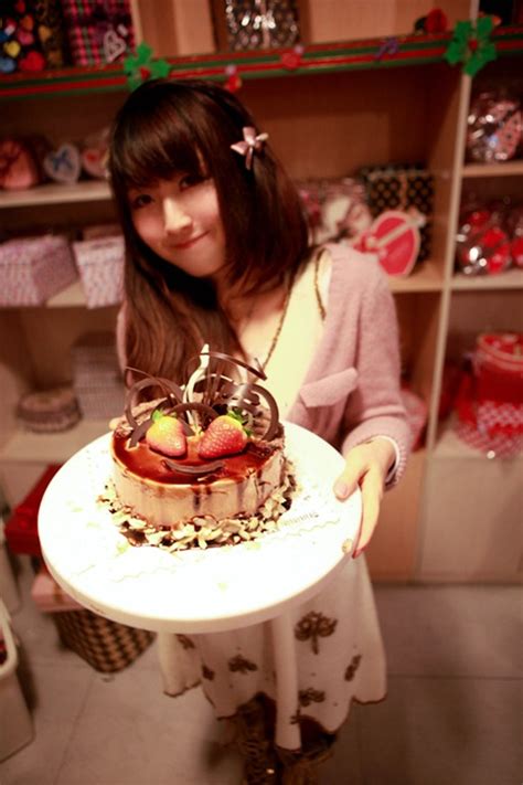 当杏仁遇上草莓和巧克力——DIY草莓巧克力蛋糕 | Iamkiki.com
