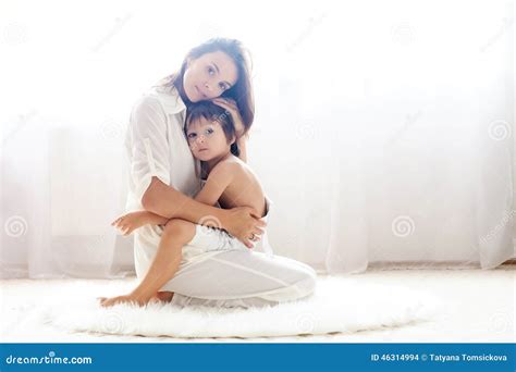 Madre Y Su Niño Abrazando Foto De Archivo Imagen 46314994
