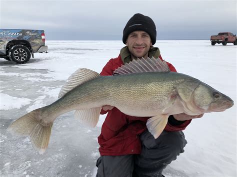 Ice Fishing Lake Winnipeg - FISHING ROT