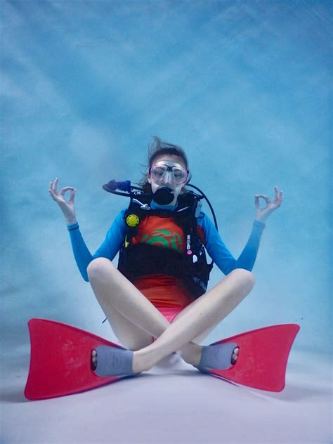 Meditating Scuba 😉 Scuba Diver Girls Underwater Fun Scuba Diving
