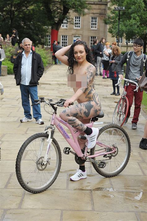 女の子の裸の自転車に乗る Whitteronline