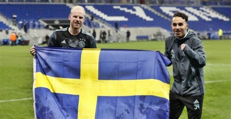 He needed treatment after a lighter hurled by a home fan struck the back of his head, drawing blood. Amsterdammer huurt tweede vliegtuig voor EL-finale: "Het ...
