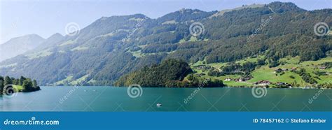 Lac Lungern Sur Le Canton Obwald En Suisse Photographie éditorial