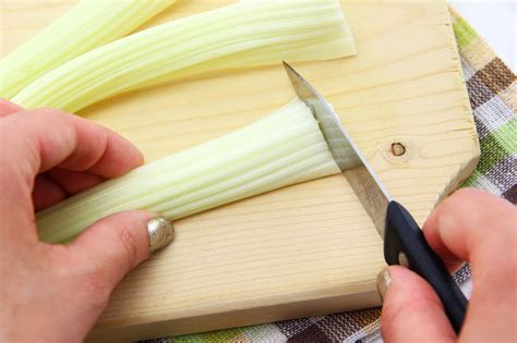 If you're a fan of celery and have struggled in the past with how to keep celery fresh, this little tip may change your life a little bit! How to Keep Celery Crisp | Fresh vegetables, Celery ...