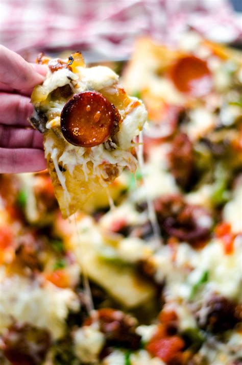 Recipe from tasty kitchen try these other easy pizza appetizers! Loaded Pizza Nachos with Creamy Garlic White Sauce - Host ...