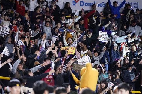 사진 대한민국배구협회 김연경은 다음 주 개막하는 vnl와 도쿄올림픽 준비를 위해 진천선수촌에 머물고 있다. '맞불' 올스타전 프로배구 인기 실감 : 스포츠일반 : 스포츠 ...