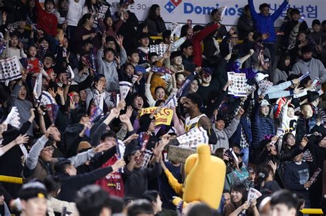 한국배구연맹(총재 조원태)은 도쿄올림픽 여자 배구 국가대표팀을 위한 온라인 응원 이벤트를 실시한다. '맞불' 올스타전 프로배구 인기 실감 : 스포츠일반 : 스포츠 ...