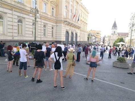 .ddl zan ricordando proprio i fatti spiacevoli che hanno visto coinvolti i due ragazzi sono qua per oltre venti sigle in sostegno alla manifestazione e in prima fila anche molti esponenti regionali e. FOTO Sentinelle in piedi contro ddl Zan, LGBT replicano ...