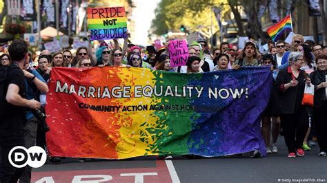 Australians March For Same Sex Marriage Ahead Of Postal Vote Dw 09 10 2017