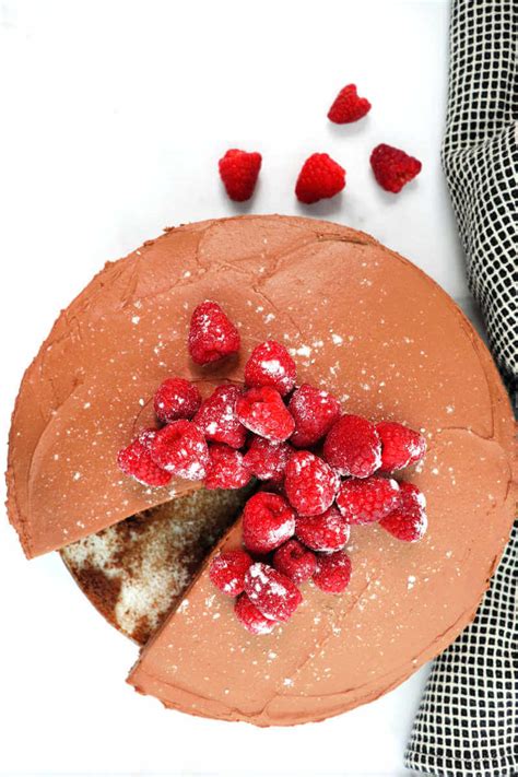 It features layer of chocolate i've made this triple chocolate mousse cake multiple times after i originally posted it 4 years ago and this cake is pretty and tastes delicious without any kinds of topping or garnishing. Keto Chocolate Mousse Cake | Explorer Momma