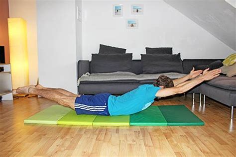 Gemeinsam werden wir auf jede übung mit einem erklärungsbild und einer genauen anleitung für die ausführung eingehen. 5 effektive Rückenübungen für zuhause ohne Geräte ...