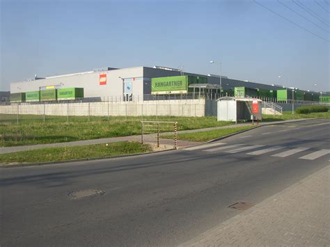 Lego výrábí originální stavebnice z plastových kostek pro děti. File:Kladno CZ LEGO factory from NE 007.jpg - Wikipedia