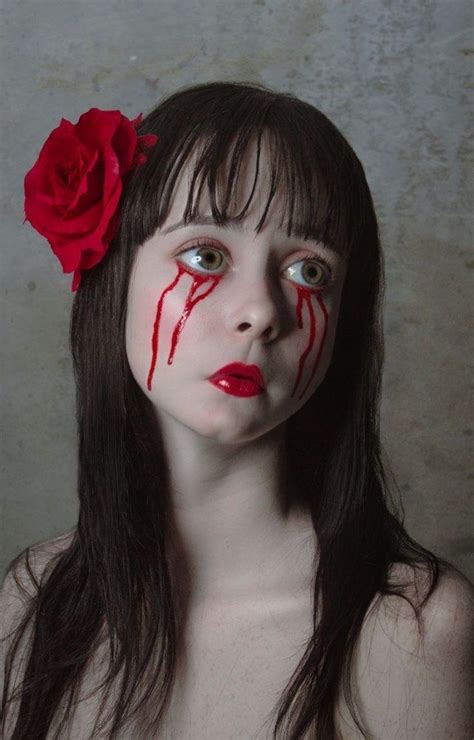 gruselige halloween schminke frau blut tropft aus den augen rote rose