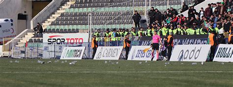 Denizlispor Amedspor maçında sahaya cisim atan taraftara polis
