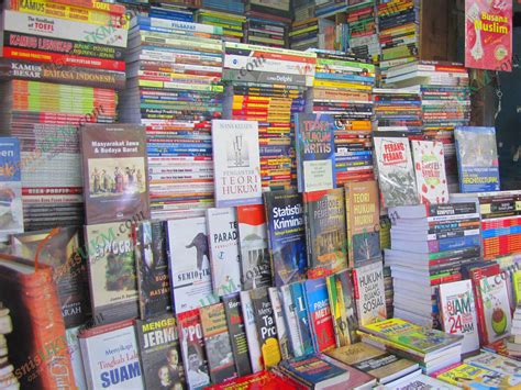 Sedangkan buku nonfiksi merupakan buku yang isinya merujuk pada data serta fakta yang berlaku pada kehidupan nyata dan memiliki sumber literature yang jelas. Perbedaan Buku Fiksi dan Non-Fiksi - LebKur.com