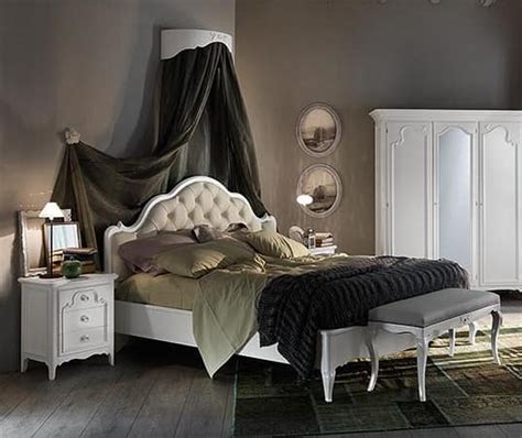 Letto con imbottitura capitonné, dal design artigianale ...
